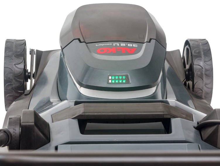Kosačka AL-KO Comfort 38.2 Li 18V (bez baterie) Detail hornej časti kosačky AL-KO Comfort 38.2 Li 18V s LED indikáciou batérie