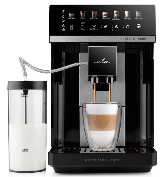Čierny automatický kávovar s mliečnym systémom pripravujúci latté