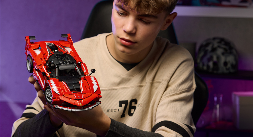 Stavebnica LEGO® Technic 42212 Ferrari FXX K Motýlie dvere a otváracia kapota sprístupňujú interiér aj prednú časť modelu Ferrari FXX K.