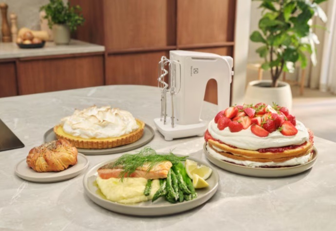 Ručný šľahač Electrolux 300 Mattino 2.0 EHM4W biely Ručný šľahač Electrolux 300 Mattino 2.0 EHM4W biely