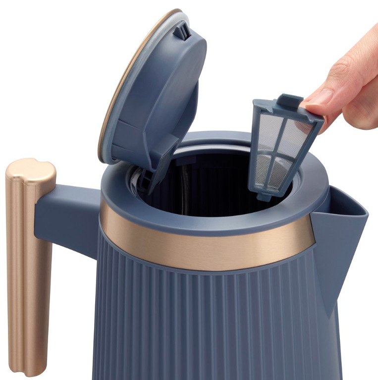 Rýchlovarná kanvica RUSSELL HOBBS Brontë Soft Navy 26752-70 modrá Detail otvorenej kanvice Russell Hobbs 26752-70 s vyberateľným filtrom proti vodnému kameňu
