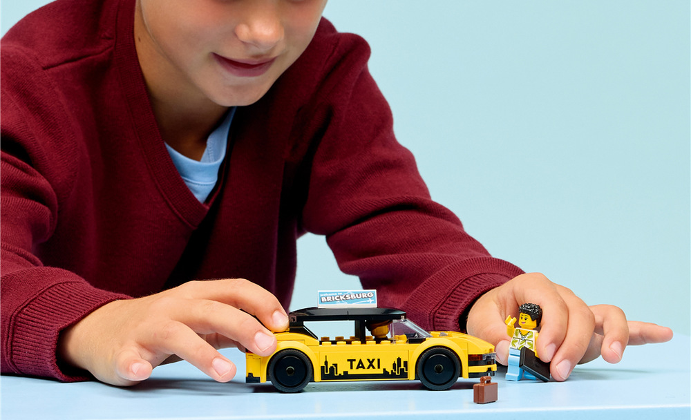 Stavebnica LEGO® City 60487 Žlutý taxík Otvárací kufor, kapota s elektromotorom a odklápacia strecha ponúkajú ďalšie možnosti na hranie.