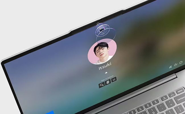 Detail obrazovky notebooku Lenovo IdeaPad Slim 5 s IR kamerou doplnenou o fyzickú krytku