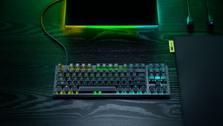 Klávesnica Razer Huntsman V3 Tenkeyless 8KHz, US Layout čierna Horný pohľad na klávesnicu s RGB podsvietením pripojenú k hernému počítaču