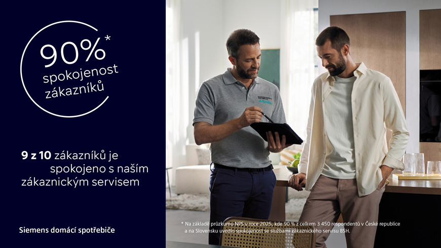 Reklamní banner Siemens domácí spotřebiče uvádí, že 9 z 10 zákazníků je spokojeno s jejich zákaznickým servisem na základě průzkumu NPS z roku 2025. Na doprovodném obrázku konzultuje servisní technik v šedém tričku informace na tabletu s klientem v moderní kuchyni