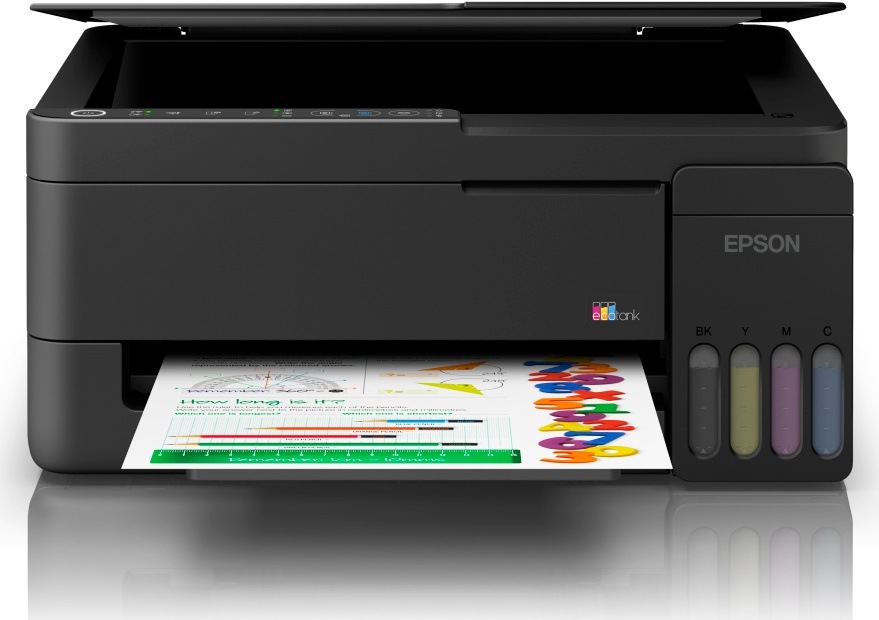 Tlačiareň multifunkčná Epson EcoTank L3352 čierna Čelný pohľad na tlačiareň s otvoreným vekom skenera a vytlačeným farebným dokumentom vo výstupnom zásobníku
