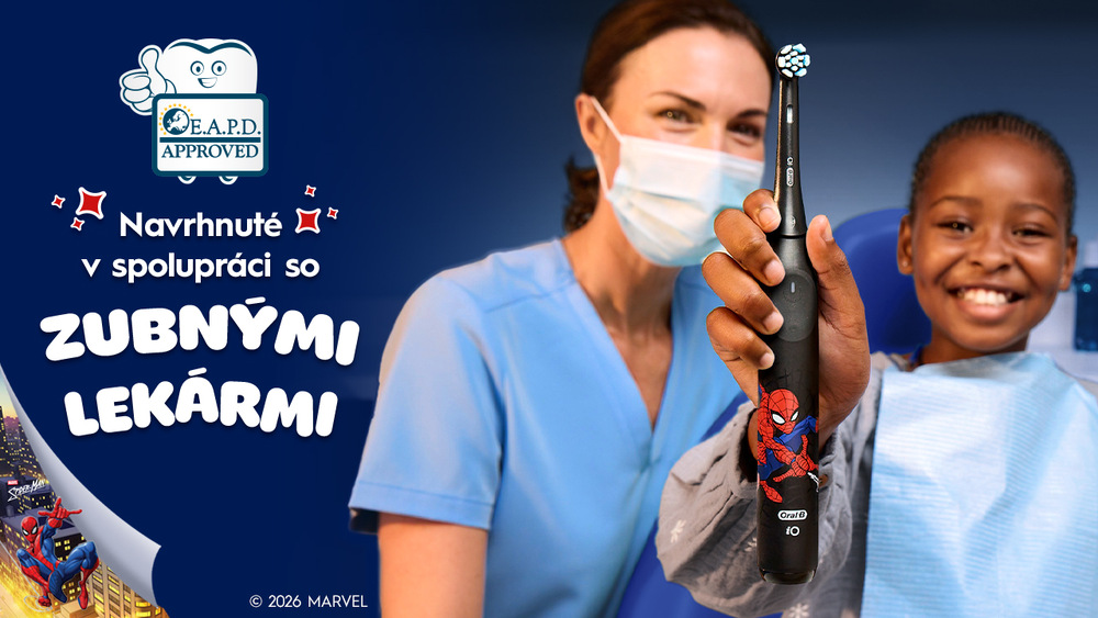Náhradné hlavice Oral-B iO Kids Spiderman (4 ks) čierna Dieťa v zubnej ambulancii, držiace elektrickú zubnú kefku Oral-B iO Kids Spiderman