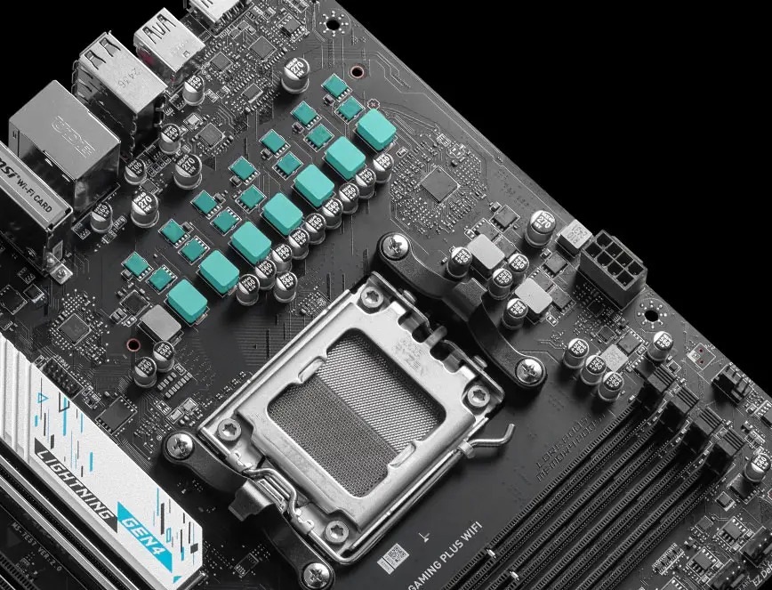 Základná doska MSI B840 GAMING PLUS WIFI Detail počítačovej základnej dosky s päticou pre procesor obklopenou radmi kondenzátorov a zelenými chladičmi.