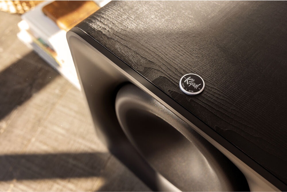 Subwoofer Klipsch Flexus SUB 200 čierny Subwoofer Klipsch Flexus SUB 200 pri pohľade zblízka a zhora, vedľa subwoofera sú položené knihy