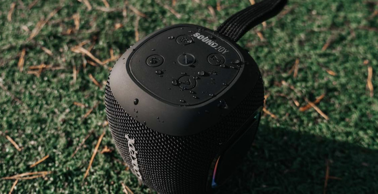 Prenosný reproduktor Concept SoundJoy BR5010 čierny Detail ovládacích tlačidiel reproduktora Concept SoundJoy BR5010 s kvapkami vody