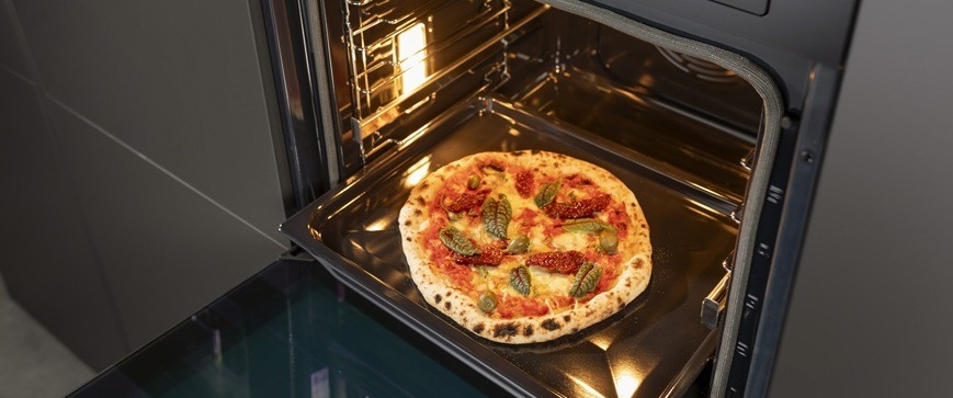Rúra Hisense BI614P8B čierna Vstavaná rúra Hisense BI614P8B s automatickým programom Pizza zaisťuje ideálnu kombináciu teploty a ohrevu pre dokonale upečenú pizzu s chrumkavým okrajom a rovnomerne prepečeným cestom.