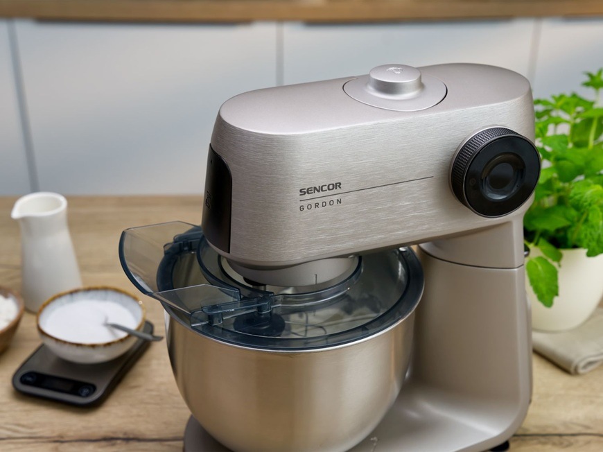 Nerezová misa je opatrená priehľadným krytom, aby pripravované ingrediencie v kuchynskom robote Sencor STM 7651WS GORDON nestriekali po miestnosti