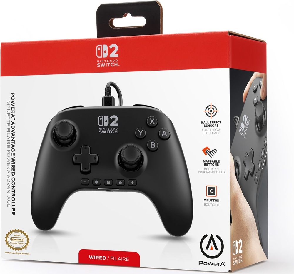 Gamepad PowerA Advantage - Nintendo Switch 2 čierny Na obrázku je predajná krabica čierneho drôtového gamepadu PowerA Advantage pre Nintendo Switch 2. Na prednej strane obalu je veľký obrázok ovládača s dvoma analógovými páčkami, smerovým krížom, tlačidlami A, B, X a Y a logom Nintendo Switch 2 uprostred. Vpravo sú zvýraznené hlavné funkcie: Hall Effect senzory, programovateľné tlačidlá a tlačidlo C. Obal má bielo-červené prevedenie s logom PowerA a označením „Wired“.