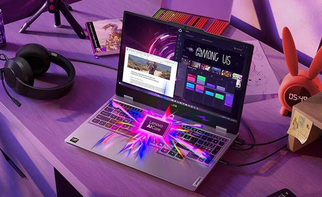 Notebook Lenovo LOQ 15AHP10 zapnutý v hernej izbe