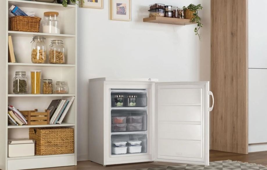 Mraznička Gorenje Primary F492PW biela mraznička Gorenje F492PW vo svetlej miestnosti, vedľa nej ju policový regal
