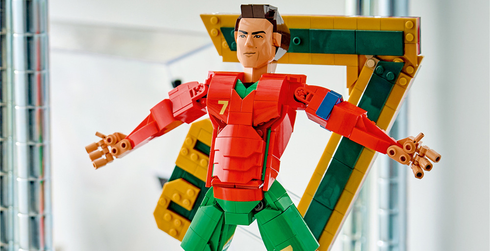 Stavebnica LEGO® Editions 43016 Cristiano Ronaldo – Fotbalová legenda Stavebnica LEGO Editions ponúka dve podoby Cristiana Ronalda, vrátane oslavnej pózy „Siuuu“ a kopu nožnicami