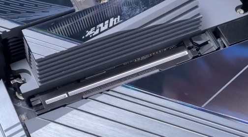 GIGABYTE X870 AORUS STEALTH ICE využíva štyri sloty M.2