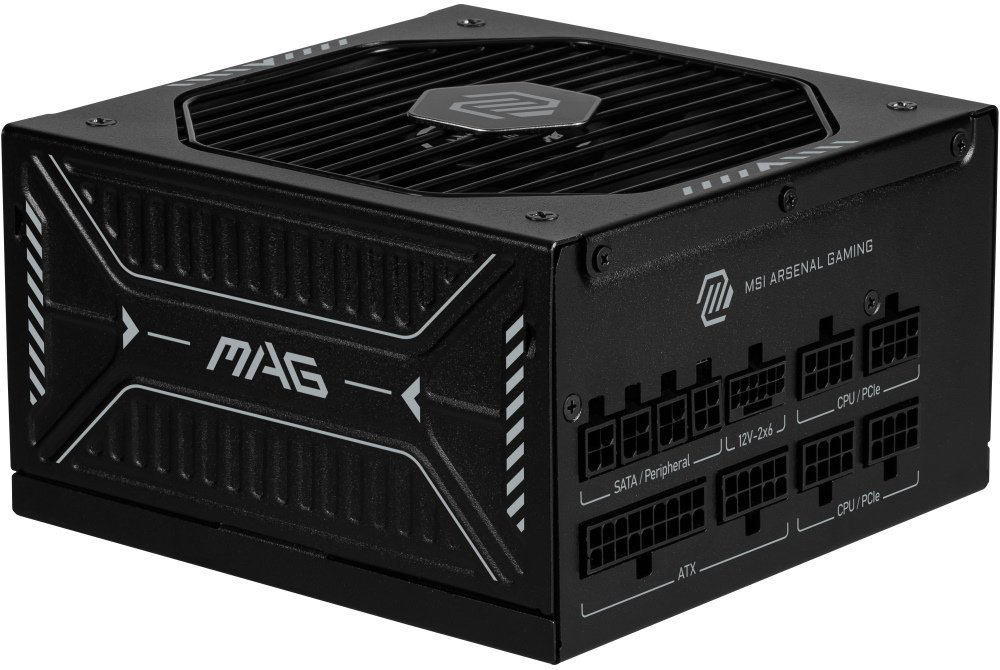 Na obrázku je čierny modulárny napájací zdroj MSI MAG fotený šikmo spredu a mierne zhora. Na ľavej bočnici je výrazné biele logo MAG s technickým vzorom, hore je ventilátor krytý mriežkou s logom MSI uprostred. Na pravej strane je panel s konektormi pre odpojiteľné káble, popísaný pre ATX, CPU/PCIe, 12V-2x6 a SATA/Peripheral.