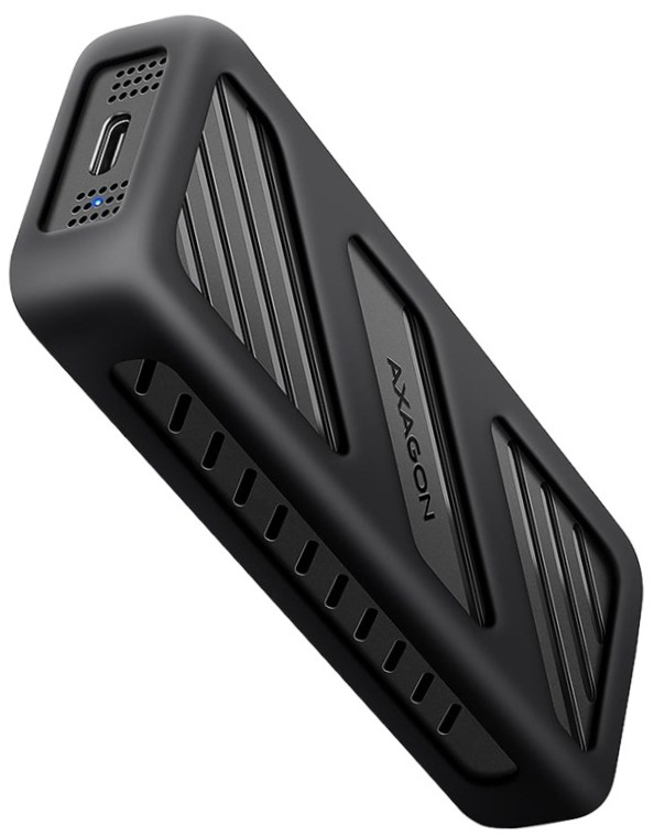 Na obrázku je čierny externý box AXAGON pre M.2 NVMe SSD zachytený šikmo spredu. Má podlhovastý, zaoblený tvar s odolne pôsobiacim telom a po stranách výrazné ventilačné prieduchy. Na hornej strane sú dekoratívne prelisy a logo AXAGON, na čele potom USB-C konektor a malé modré kontrolky.