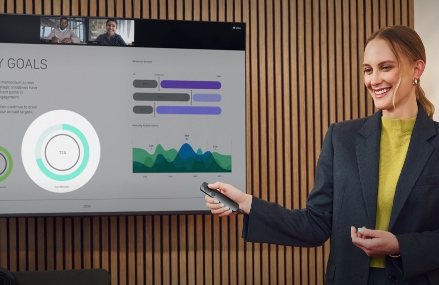 Bezdrôtový prezentér Logitech Spotlight 2 umožňuje plynulé ovládanie prezentácií aj pri pohybe pred publikom