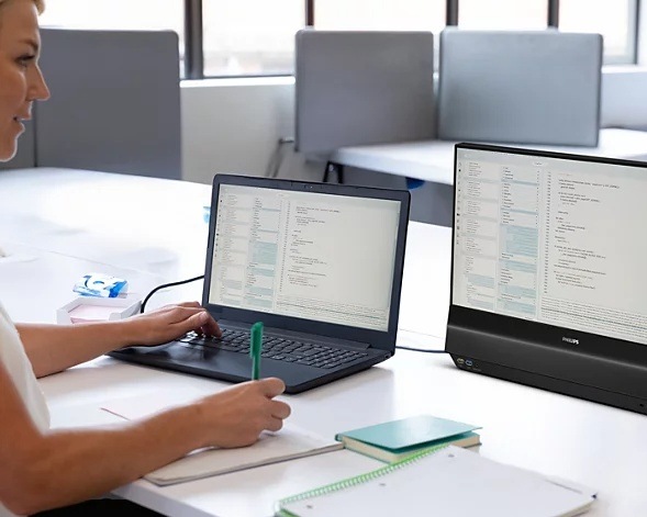 Monitor Philips 24B2D5300/00 čierny Žena pracuje na notebooku s pripojeným displejom Philips 24B2D5300/00