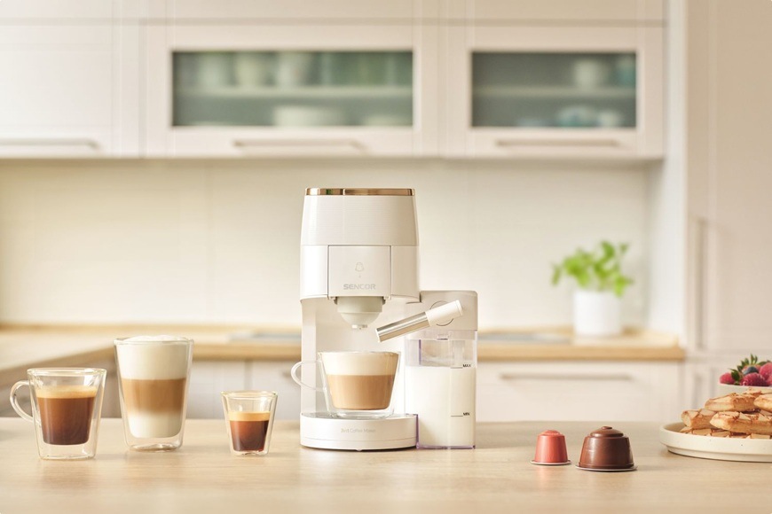 Kapsulový kávovar Sencor SCC 3001WH MARCO POLO biely Kapsľový kávovar Sencor SCC 3001WH MARCO POLO pripraví espresso, cappuccino aj latte stlačením jediného tlačidla. Vďaka automatickému systému napenenia mlieka, kompaktným rozmerom a elegantnému bielemu dizajnu si ľahko vychutnáte obľúbené kávové špeciality s bohatou penou priamo u vás doma.