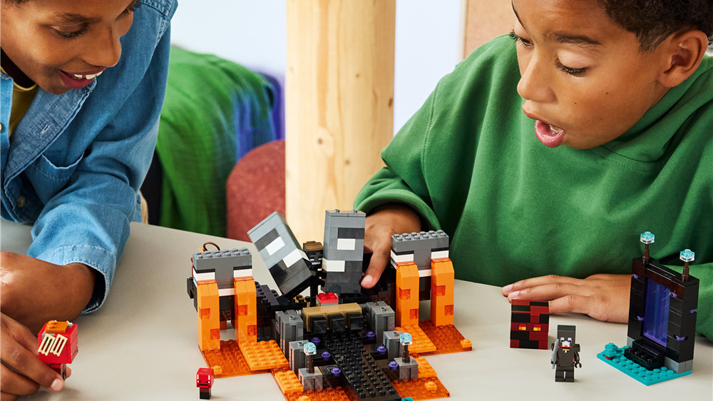 Stavebnica LEGO® Minecraft® 21590 Souboj s Witherem Stavebnica z 494 dielikov poteší deti od 8 rokov a ponúkne im množstvo možností pre opakované hranie.