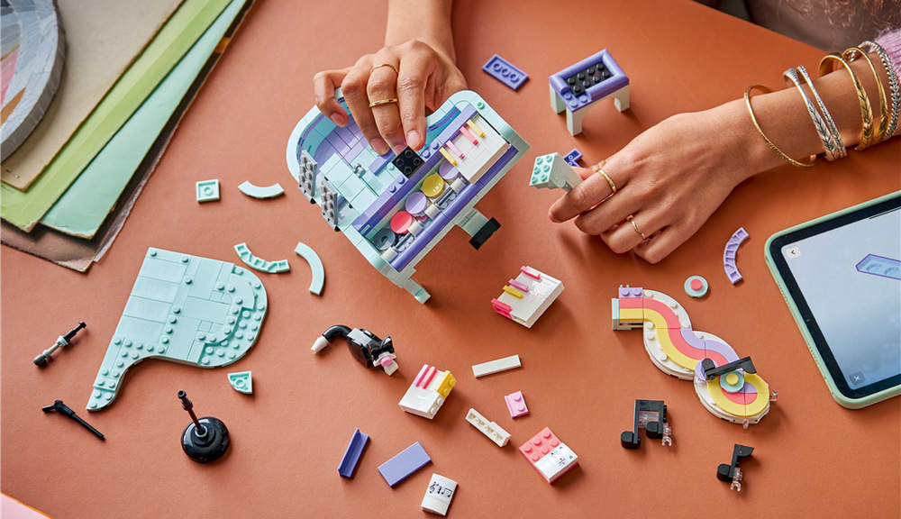 Stavebnica LEGO® Creator 3 v 1 31392 Hudobná dekorácia: Klavír s mačkou Rádio aj gramofón ponúkajú pohyblivé detaily a ukazujú tri rôzne podoby jedinej sady kociek.