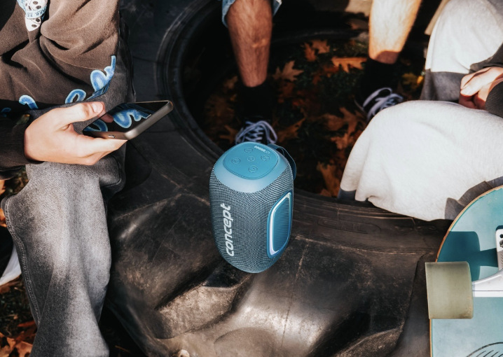 Prenosný reproduktor Concept SoundJoy BR5022 modrý Modrý reproduktor Concept SoundJoy BR5022 prehráva hudbu skupine mladých ľudí so skateboardmi