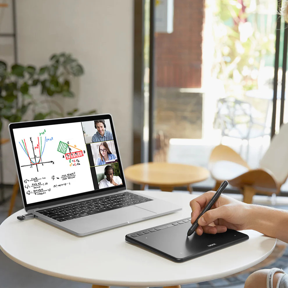 Grafický tablet UGEE S640 béžový Ruka kresliace grafy a výpočty na tablete UGEE S640 počas on-line výučby matematiky