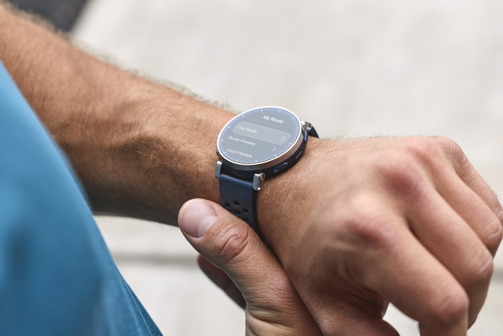Chytré hodinky Amazfit Active 3 Premium na mužskom zápästí