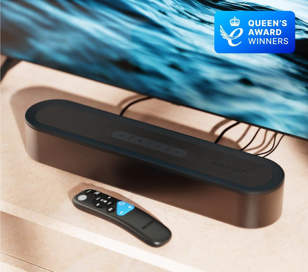 Soundbar Majority Bowfell Halo 5.1 čierny Soundbar Majority Bowfell Halo s diaľkovým ovládačom umiestnený pod televízorom.