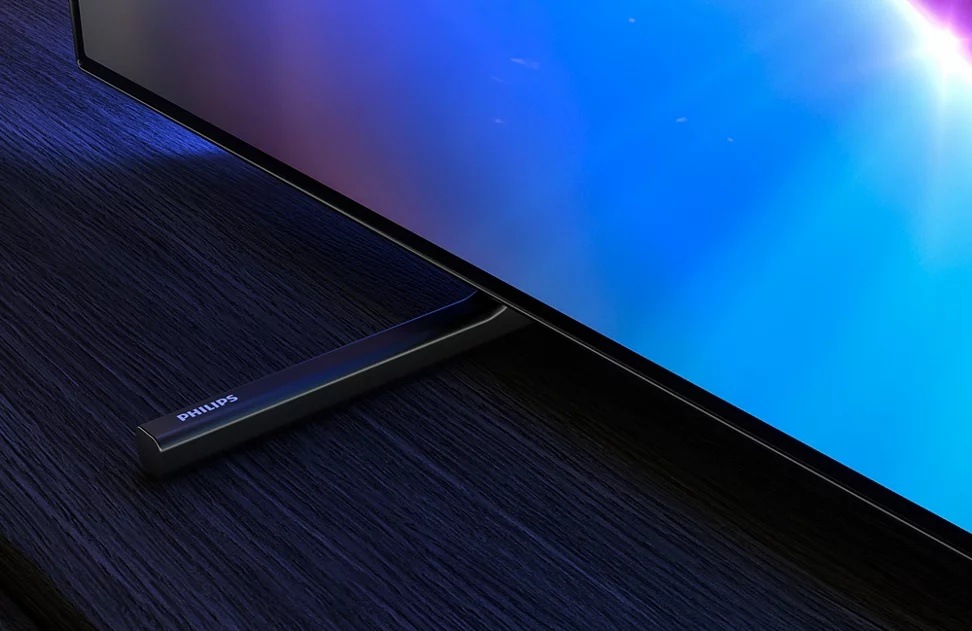 Televízor Philips 55OLED761 Detail tenkého rámu obrazovky a jednej z nožičiek televízora