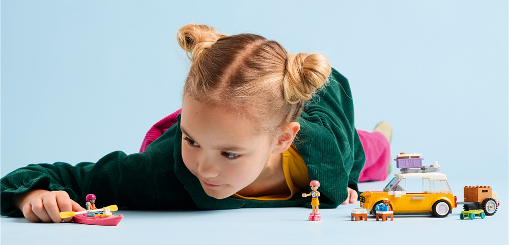 Stavebnica LEGO® Friends 42659 Výlet v aute s kamarátmi Liann a Aliya môžu s deťmi vyrážať na najrôznejšie výpravy, pri ktorých sa auto premení na základňu pre výlety k vode, desiaty alebo prechádzky na kolieskových korčuliach.