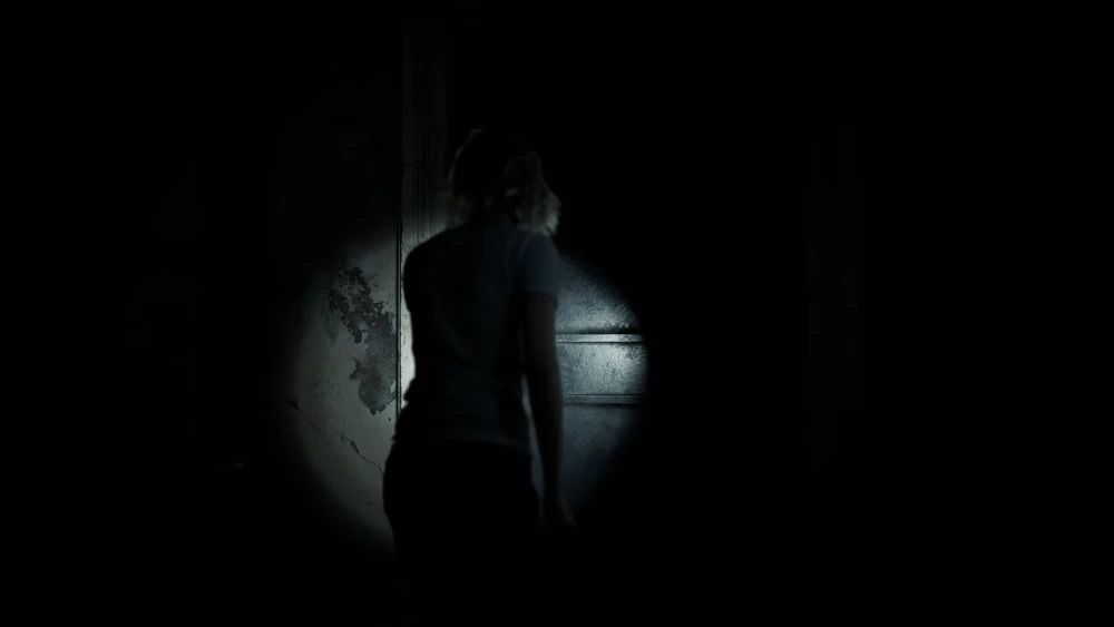 Hra Capcom PlayStation 5 Resident Evil Requiem Temná atmosférická scéna z hry Resident Evil Requiem. Na obrázku je hlavná hrdinka obklopená temnotou, ktorú presvetľuje iba kužeľ baterky, ktorá drží v ruke.