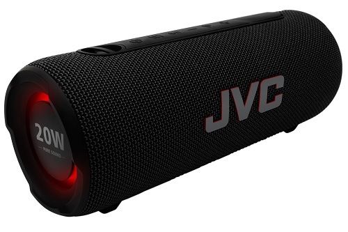 Detailný pohľad na prenosný reproduktor JVC XS-E325B. Zariadenie má čierny textilný povrch, výrazné logo značky a bočný basový menič s nápisom 20W, ktorý je štýlovo podsvietený červeným svetlom