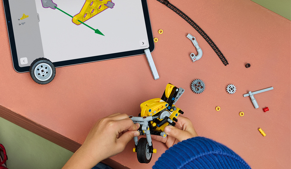 Stavebnica LEGO® Technic 42225 Žlutá motorka Zo 151 dielikov postupne vzniká motorka, ktorá deťom od siedmich rokov približuje základné princípy techniky.