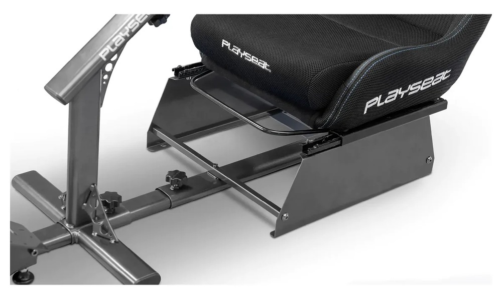 Ilustračný obrázok držiaka sedadla Playseat Seatslider s upevneným závodným držiakom zdôrazňuje pokročilé možnosti prispôsobenia.