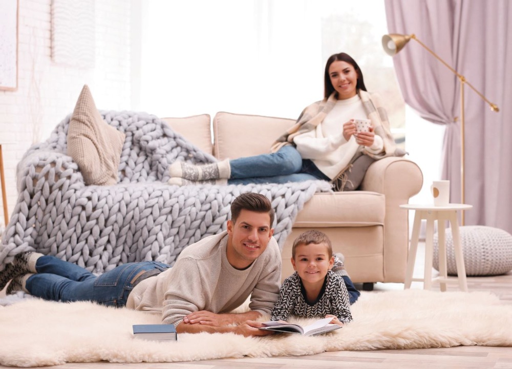 Termostat EMOS OpenTherm, izbový, programovateľný, drôtový biely Lifestylové foto rodiny v domácnosti s EMOS OpenTherm