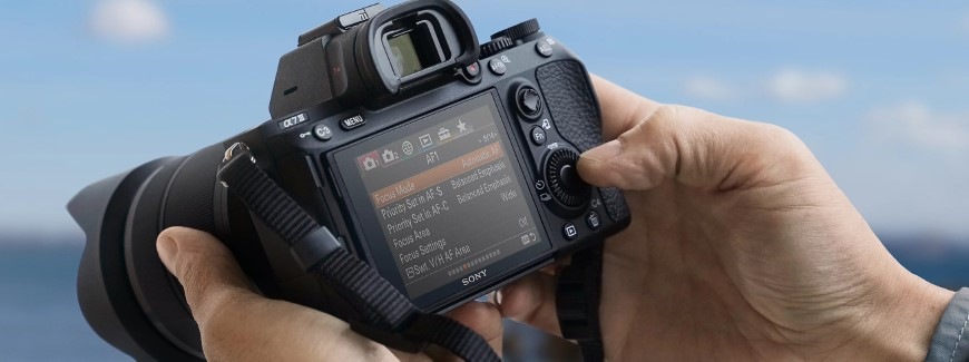 Digitálny fotoaparát Sony Alpha 7 III + 28-70 OSS II čierny Detail menu na dotykovom vyklápacom displeji kompaktného fotoaparátu Sony Alpha 7 III