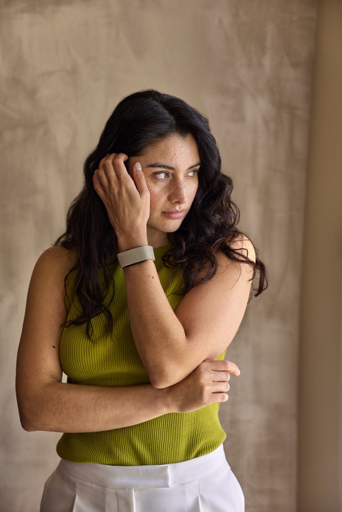 Fitness náramok Garmin CIRQA™ Smart Band L/XL béžový Žena má na zápästí fitness náramok CIRQA Smart Band s elegantným nylonovým remienkom