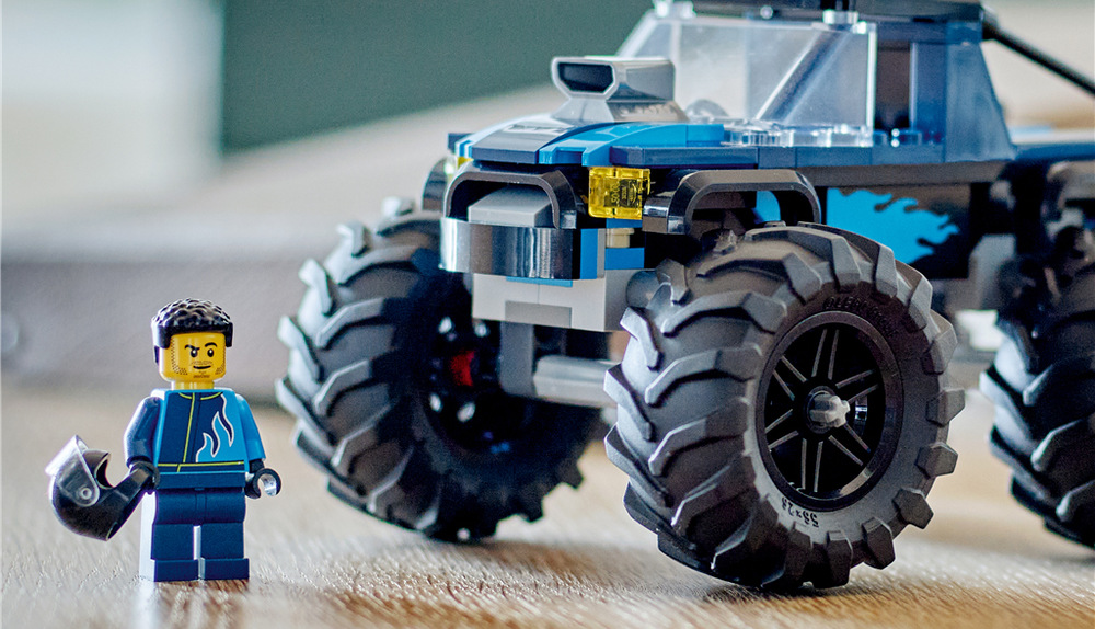 Stavebnica LEGO® City 60402 Modrý monster truck Výrazná modrá karoséria, veľké kolesá a sanie na kapote dodávajú vozidlu poriadne dravý vzhľad.