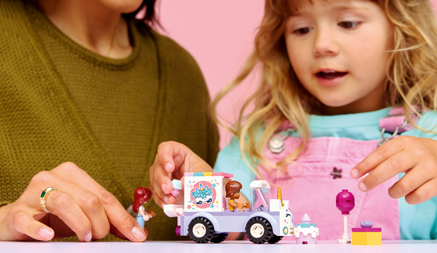 Stavebnica LEGO® Friends 42675 Jednorožie donáškové auto s tortou Jednorožčie auto môže zakaždým doručovať niečo iné a stať sa súčasťou nového narodeninového dobrodružstva.