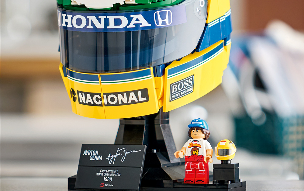 Stavebnica LEGO® Editions 43024 Prilba Ayrton Senna Minifigúrka Senny, minihelma a podpisová ceduľka premieňajú model na pôsobivý zberateľský kúsok pre fanúšikov motoršportu.