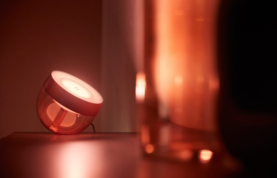 Stolná lampa Philips Hue Iris Gold Special Edition zlatá