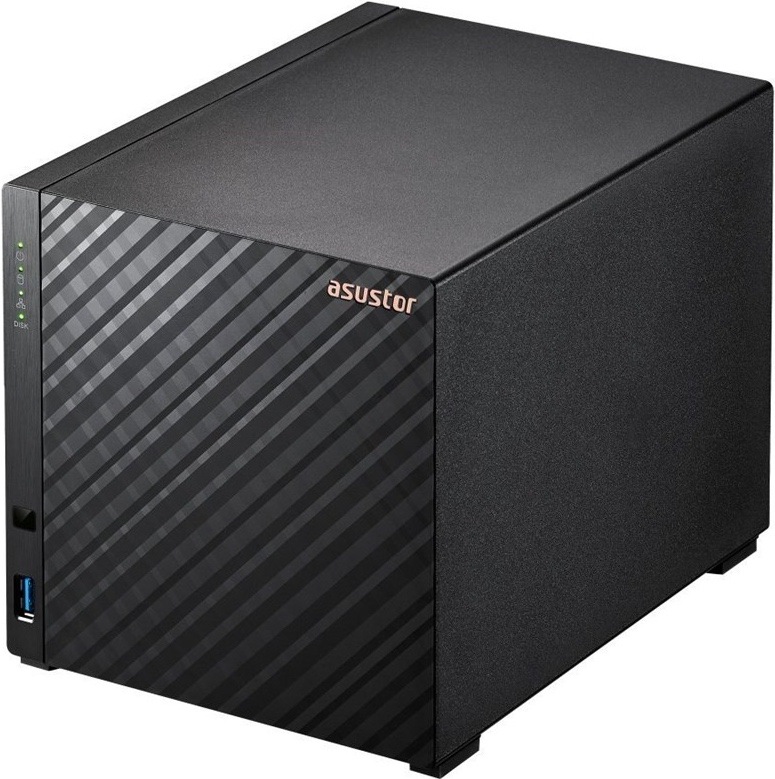 Na obrázku je sieťové úložisko Asustor Drivestor 4 Gen2 AS1204T v čiernom prevedení z predného šikmého pohľadu. Zariadenie má hranatú skriňu s matnými bočnými panelmi a lesklým čelným panelom s diagonálnym pruhovaným vzorom. V pravom hornom rohu čelnej plochy je logo asustor.  Na ľavej úzkej časti sú zelené stavové LED kontrolky pre napájanie, sieť a disky. V spodnej časti je predný port USB-A s modrým vnútrom a nad ním malé hranaté tlačidlo. Skriňa stojí na nízkych nôžkach a pôsobí kompaktne, napriek tomu je určená pre viacdiskové sieťové ukladanie dát doma alebo v menšej kancelárii.