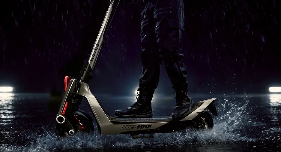 Elektrická kolobežka NAVEE UT5 Max strieborná Detail jazdca stojaceho na elektrokolobežke so svetlami a ďalšími bezpečnostnými prvkami