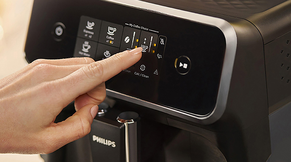 Automatický kávovar Philips Series 2200 EP2225/10 čierny Detailný záber na farebne podsvietený dotykový displej. Žena si nastavuje veľkosť kávy.