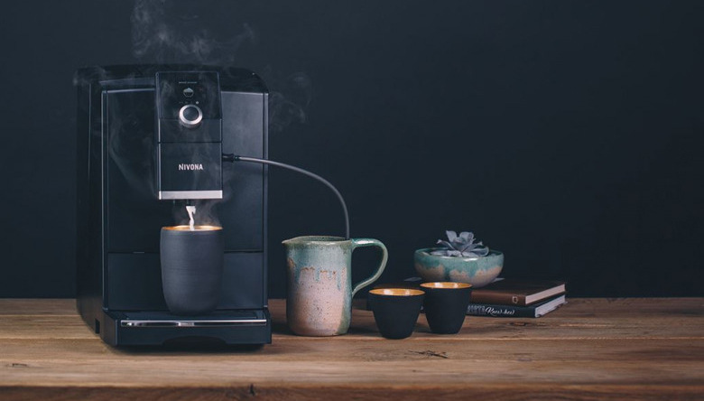 Automatický kávovar Nivona CafeRomatica NICR 790 čierny Cappuccino Connaisseur umožňuje presné nastavenie poradia kávy a mlieka pre baristickú kontrolu domácej prípravy.