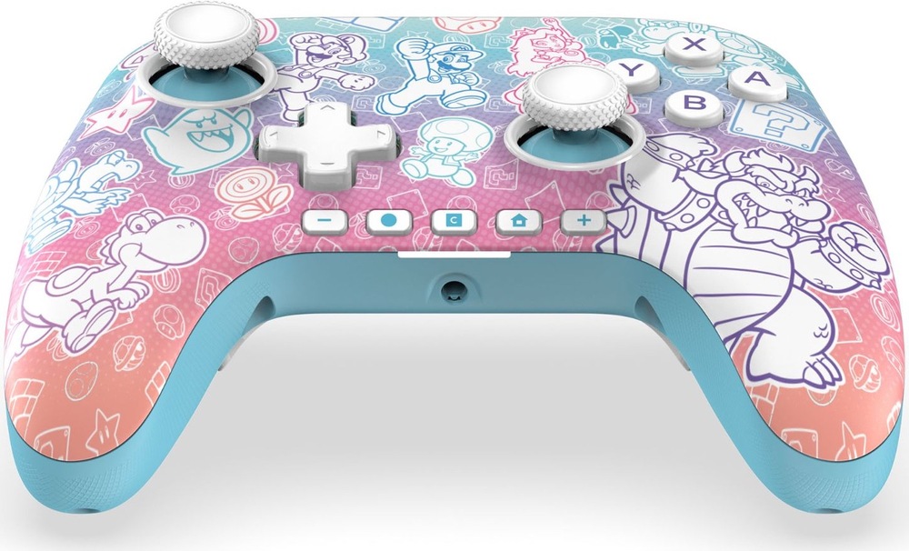 Gamepad PowerA Advantage - Nintendo Switch 2 - Super Mario, Mushroom Kingdom biely Na obrázku je drôtový gamepad PowerA Advantage pre Nintendo Switch 2 z nízkeho predného uhla. Vidieť sú dva analógové joysticky s vrúbkovaným povrchom, smerový kríž, tlačidlá A, B, X a Y aj spodný rad funkčných tlačidiel. Uprostred je logo Nintendo Switch 2 a na spodnej hrane 3,5 mm konektor pre headset. Rukoväte majú textúrovaný povrch pre pevnejšie držanie pri hraní.